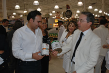 El Presidente Álvaro Uribe y el Ministro de Comercio, Luis Guillermo Plata, revisan algunos productos colombianos que se expenden en un supermercado de Atlanta, Georgia, donde el Mandatario participa en el Foro de Competitividad de las Américas. Foto: SP