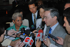 En rueda de prensa, el Presidente Álvaro Uribe agradeció a la Alcaldesa de Atlanta, Shirley Franklin, su hospitalidad para con los colombianos residentes allí, lo mismo que el apoyo expresado por la mandataria local al Tratado de Libre Comercio con Estados Unidos. Foto: SP