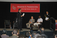 El Presidente Álvaro Uribe participó, junto con el congresista Gregory Meeks, en el ‘Colombian-Amercian Friendship Rally’, realizado en Druid Hills High School. Al evento también asistió el Cónsul de Colombia en Atlanta, Camilo de Bedout.  Foto: SP