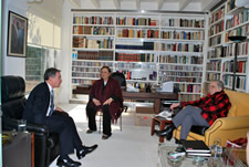 El Presidente Álvaro Uribe visitó este lunes al Nóbel Gabriel García Márquez  en su residencia de Ciudad de México. El Jefe de Estado dialogó por más de 35 minutos con el escritor y con su esposa, doña Mercedes Barcha, sobre temas de política y economía.