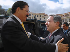 “Bienvenido, Presidente Zelaya. Es un gusto tenerlo por acá”, le dijo el Presidente Álvaro Uribe Vélez a su homólogo de Honduras, Manuel Zelaya Rosales, al recibirlo este jueves 9 de octubre en la entrada de la Carrera Séptima de la Casa de Nariño.