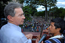 Luego de esperar a representantes de los indígenas en el estudio del canal Telepacífico de Cali, el Presidente Álvaro Uribe se trasladó al Centro Administrativo Municipal (CAM) de la ciudad, este domingo 26 de octubre, para buscar escucharlos personalmente. Aquí aparece con un joven indígena, a quien dio la palabra.