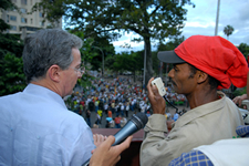 Luego de esperar a representantes de los indígenas en el estudio del canal Telepacífico de Cali, el Presidente Álvaro Uribe se trasladó al Centro Administrativo Municipal (CAM) de la ciudad, este domingo 26 de octubre, para buscar escucharlos personalmente. Aquí aparece con un joven indígena, a quien dio la palabra.