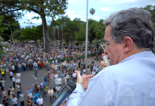 El Presidente Álvaro Uribe les habló a las personas que se encontraban en el Centro Administrativo Municipal (CAM), a donde se dirigió este domingo 26 de octubre para escuchar a los líderes de los indígenas, luego de haberlos esperado en el estudio del canal regional Telepacífico.