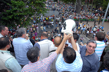 Megáfono en mano, el Presidente Álvaro Uribe se dirigió a las personas que se encontraban en el Centro Administrativo Municipal (CAM) de Cali, luego de haber esperado infructosamente a los representantes de los indígenas, desde las 9:00 de la mañana de este domingo 26 de octubre, en el estudio de Telepacífico de la capital vallecaucana.