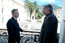 Los presidentes Álvaro Uribe Vélez y Fernando Lugo Méndez hicieron una pequeña pausa en su apretada agenda, y salieron a uno de los balcones de la Casa de Nariño, para dialogar animadamente durante varios minutos.