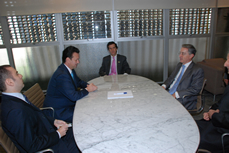 El Presidente Álvaro Uribe Vélez se reunió este lunes con el Alcalde de la ciudad de Sao Paulo, Brasil, Gilberto Kassab, en el edificio de la Federación de Industrias del Estado de Sao Paulo (Fiesp). A su lado el Canciller Jaime Bermúdez. Foto: Mauricio Hessel.