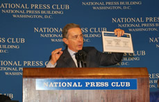 Durante el encuentro con líderes de opinión en la sede del National Press Club en Washington, el Presidente Álvaro Uribe aseguró que Colombia necesita una tasa de cambio estable y competitiva para no destruir los empleos actuales. El Mandatario explicó de manera gráfica el modelo de Gobierno colombiano.