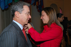 Durante la presentación de ‘Colombia es Pasión’ en la ciudad de Washington, María Claudia Lacouture, gerente de esta iniciativa, le colocó al Presidente Álvaro Uribe el distintivo de la Marca País.