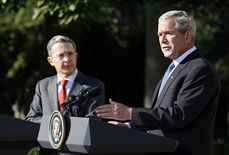 “Aprecio su amistad y admiro su liderazgo. Usted ha transformado su nación y ha hecho de Colombia el perfecto ejemplo de cómo una democracia debe trabajar en el vecindario y lo felicito”. Con estas palabras, el Presidente George Bush saludó a su homólogo colombiano Álvaro Uribe Vélez, al dar inicio a la rueda de prensa que los dos ofrecieron tras su encuentro.