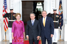 El Presidente George Bush y su esposa Laura Bush recibieron en el pórtico norte de la Casa Blanca al Presidente Álvaro Uribe, donde los anfitriones ofrecieron este sábado una cena en honor del Jefe de Estado colombiano.