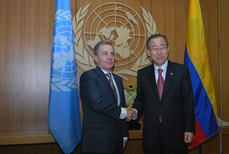 El Presidente Álvaro Uribe Vélez y el Secretario General de las Naciones Unidas, Ban Ki-moon, durante su encuentro este lunes 22 de septiembre en la sede de la organización, en Nueva York.