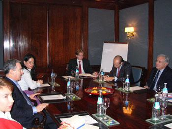 El presidente Álvaro Uribe se reunió este lunes 10 de diciembre, en el Hotel Four Seasons de Buenos Aires, con el director gerente del Fondo Monetario Internacional (FMI), Dominique Strauss-Kahn, en el marco de los actos de posesión de la nueva presidenta de Argentina, Cristina Fernández.
