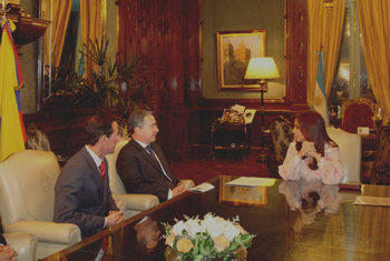 Antes de partir hacia Perú, en Visita de Estado, el presidente Álvaro Uribe Vélez se reunió, en la Casa Rosada, con la nueva mandataria de los argentinos, Cristina Fernández de Kirchner, para hablar de temas de interés bilateral. Los acompañó el canciller colombiano Fernando Araújo.