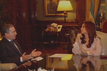 El presidente Álvaro Uribe Vélez tuvo un encuentro, este martes, con la presidenta Cristina Fernández de Kirchner, en la Casa Rosada, sede de Gobierno de Argentina. El Jefe de Estado colombiano asistió a la posesión de la nueva mandataria de los argentinos.