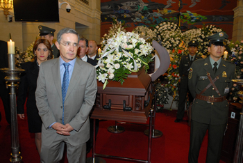 El Presidente Alvaro Uribe asistió este miércoles al Salón Elíptico del Capitolio de la República, donde reposan en cámara ardiente los restos mortales del senador José Gonzalo Gutiérrez, quien falleció la madrugada del martes, en Bogotá.