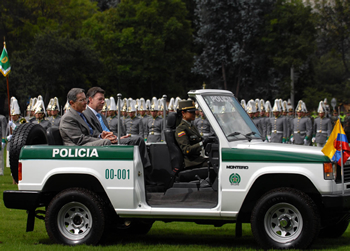 El Presidente Álvaro Uribe y el ministro de Defensa, Juan Manuel Santos, pasan revista al destacamento policial apostado en el campo de paradas de la Escuela de Cadetes ‘General Santander’. Allí se realizó este miércoles la ceremonia de ascenso del Director de la Policía, mayor general Óscar Naranjo. 