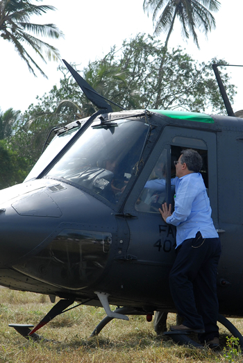 Una vez descendió del helicóptero en el que se movilizó a Barranquilla, este jueves 4 de diciembre, el Presidente Álvaro Uribe pasó a saludar a los pilotos. En la capital del Atlántico el mandatario participó en el Congreso Nacional de Municipios.