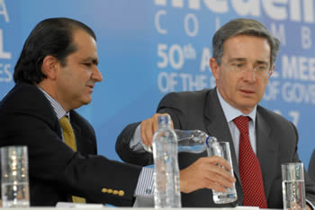 El Presidente Álvaro Uribe y el Ministro de Hacienda, Óscar Iván Zuluaga, durante el acto de presentación de la Asamblea del Banco Interamericano de Desarrollo (BID), que se realizará en Medellín el próximo año.