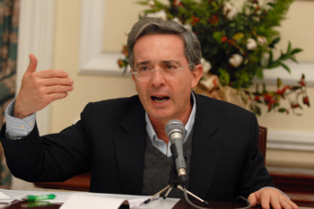 El Presidente Álvaro Uribe expresó este domingo su rechazo e indignación por el atentado de las Farc contra una caravana humanitaria de Icbf. Anunció que Colombia presentará las correspondientes demandas por este hecho ante ONU y OEA.