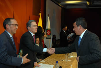 Durante la celebración de los 40 años de Fonade, el Consorcio UM Cúcuta recibió el premio Compromiso Social Fonade 2008, por hacer la mayor vinculación de población reinsertada como mano de obra. El Presidente Uribe saludó al representante del consorcio, Sergio Marín Valencia.