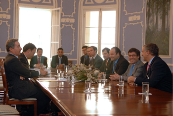 Reunión del Presidente Álvaro Uribe con el presidente del Banco Interamericano de Desarrollo (BID), Luis Alberto Moreno, y empresarios estadounidenses que visitan el país. En el encuentro también participó el Viceministro de Desarrollo Empresarial, Ricardo Duarte. 