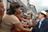 El Presidente Álvaro Uribe saluda a varias mujeres con quienes se encontró en una de las calles de Popayán, este sábado en la mañana, durante un corto recorrido que hizo por el sector del centro de la ciudad.