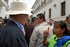 El Presidente Uribe escucha con atención a una señora que se dedica a la venta de minutos de celular en el centro de Popayán, y quien le contó al Jefe de Estado que perdió dos millones de pesos en una captadora ilegal de dinero.