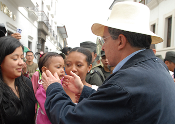 El Presidente Uribe saluda a una niña que se acercó con su mamá a saludarlo, durante el recorrido que hizo este sábado el Jefe de Estado por las calles del centro de Popayán. 
