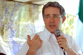 El Presidente Álvaro Uribe Vélez canceló su viaje a Brasil, donde participaría en la Cumbre de Jefes de Estado de Latinoamérica y el Caribe, para asistir a un encuentro con la comunidad de Plato, Magdalena, afectada por las inundaciones.