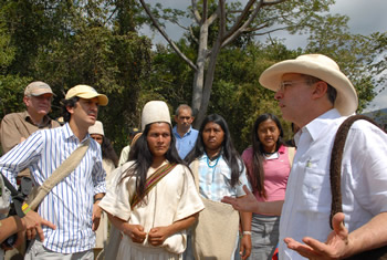Un diálogo fraterno sostuvo el Presidente Álvaro Uribe con las comunidades ancestrales de la Sierra Nevada de Santa Marta, durante la inauguración, este sábado 20 de diciembre, de dos nuevos pueblos indígenas en la región. 