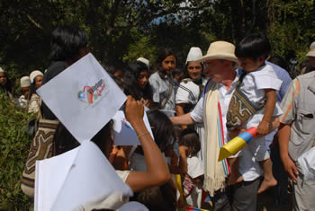 Saludo del Presidente Uribe a la comunidad ancestral de la Sierra Nevada de Santa Marta. El mensaje del Mandatario fue por una Colombia sin un solo criminal y por unos niños en una tierra feliz.