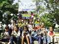 Los niños de colombianos residentes en Barinas, Venezuela, participaron en la jornada contra el secuestro regalando “una flor por la paz de Colombia”.   Foto: Consulado de Colombia en Barinas - Venezuela