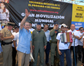 El Presidente Álvaro Uribe saluda a quienes se hicieron presentes, este lunes, en la Plaza Francisco El Hombre de Valledupar, para rechazar a las Farc y pedir la liberación de los más de 3.000 secuestrados que esa guerrilla mantiene en su poder.