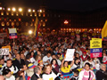La Embajadora de Colombia en España, Noemí Sanín, fue ovacionada por la multitud cuando el coordinador general de la manifestación contra las Farc, Camilo Garavito, destacó su presencia y agradeció su apoyo en la emblemática Plaza Mayor de Madrid. 