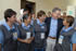 El Presidente Uribe compartió un momento con las señoras de servicios generales del colegio de La Presentación, quienes lo esperaron para saludarlo a la entrada del auditorio 'Marie Poussepin', donde se realizó el Consejo Comunal 217.