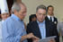 El Ministro de Minas y Energía, Hernán Martínez, le muestra un documento al Presidente Álvaro Uribe, antes de comenzar el Consejo Comunal de Gobierno en Envigado.