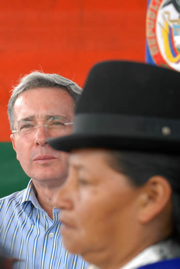 En primer plano, una de las representantes de las comunidades indígenas del Cauca; al fondo, el Presidente Álvaro Uribe Vélez. Este domingo, 2 de noviembre, el Gobierno Nacional y las comunidades indígenas sostuvieron un encuentro en Piendamó (Cauca).