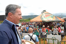 El Presidente Álvaro Uribe Vélez lideró este domingo un diálogo con la comunidad indígena en el Resguardo La María, ubicado en el municipio de Piendamó (Cauca), en donde participaron más de mil representantes de estas comunidades.