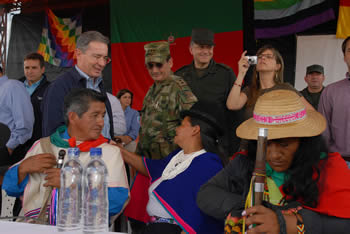 El Presidente Álvaro Uribe Vélez saluda a los representantes de las comunidades indígenas en el Resguardo La María, municipio de Piendamó (Cauca), antes de iniciar el diálogo que sostuvo con este sector de la población colombiana, este domingo 2 de noviembre.