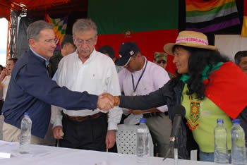 El Presidente Álvaro Uribe Vélez estrecha la mano de Aide Quilqué Vivas, Consejera Mayor del Consejo Regional Indígena del Cauca (Cric), minutos antes del diálogo que el Jefe de Estado sostuvo con las comunidades indígenas, en el Resguardo La María, Piendamó (Cauca). Los observa el Gobernador del Cauca, Guillermo Alberto González. 