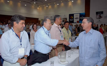 Miembros de la Junta Directiva de la Federación Nacional de Aseguradores Colombianos (Fasecolda) saludan al Presidente Álvaro Uribe Vélez, minutos antes de iniciarse la versión 17 de la Convención Internacional de Seguros en Cartagena.