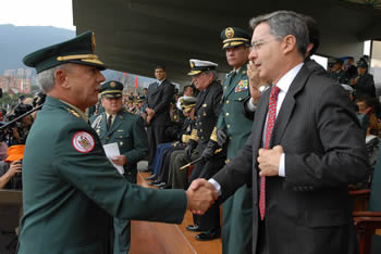 El Presidente Álvaro Uribe estrecha la mano del general Óscar González, luego de la ceremonia de reconocimiento de tropas, en la cual el alto oficial asumió como nuevo comandante del Ejército Nacional.