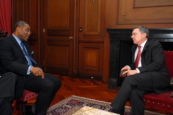El Presidente de la República, Álvaro Uribe Vélez, se reunió este jueves 6 de noviembre con el congresista demócrata de Estados Unidos Gregory Meeks, en el Salón Protocolario de la Casa de Nariño. 