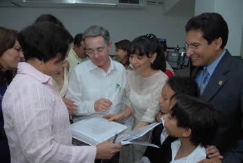 A su llegada a la Universidad Simón Bolívar de la ciudad de Barranquilla, el Presidente Álvaro Uribe firmó el primero de los 45 libros de recortes de prensa de Elvira Barcelo, una de las funcionarias más antiguas de la institución educativa.