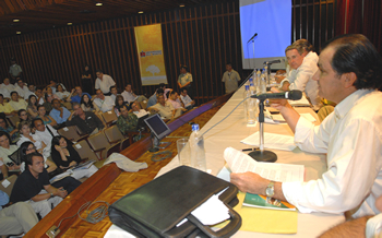 El Ministro de Hacienda, Óscar Iván Zuluaga, explicó en Barranquilla la estrategia para la financiación del proyecto vial ‘Autopista de las Américas’, obra que busca comunicar a Paraguachón en Venezuela con Palo de Letras en Panamá.