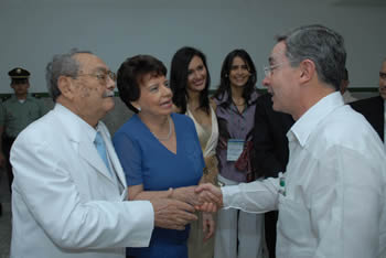 El Presidente de la República, Álvaro Uribe Vélez, saluda al Rector de la Universidad Simón Bolívar, José Consuegra Bolívar, hijo del fundador del claustro educativo, que este viernes celebró su aniversario número 36, en una ceremonia que contó con la presencia del Jefe de Estado.