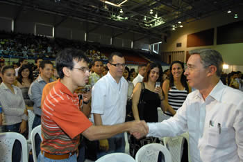 El Presidente de la República, Álvaro Uribe Vélez, saluda a los asistentes al conversatorio sobre la actual coyuntura económica mundial, que se realizó este viernes 7 de noviembre en la Universidad del Norte, en la ciudad de Barranquilla.