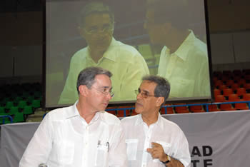 El Presidente de la República, Álvaro Uribe Vélez, y  el Rector de la Universidad del Norte, en Barranquilla, Jesús Ferro Bayota, dialogan sobre los beneficios de la Ley de Zonas Francas, figura que busca impulsar el crecimiento económico y social del país.