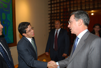 El Presidente Álvaro Uribe Vélez visitó este sábado 8 de noviembre el Club de Industriales, en Ciudad de México, donde se reunió con empresarios e inversionistas de ese país. A su llegada fue recibido por el Cónsul General de Colombia en México, Gabriel González.